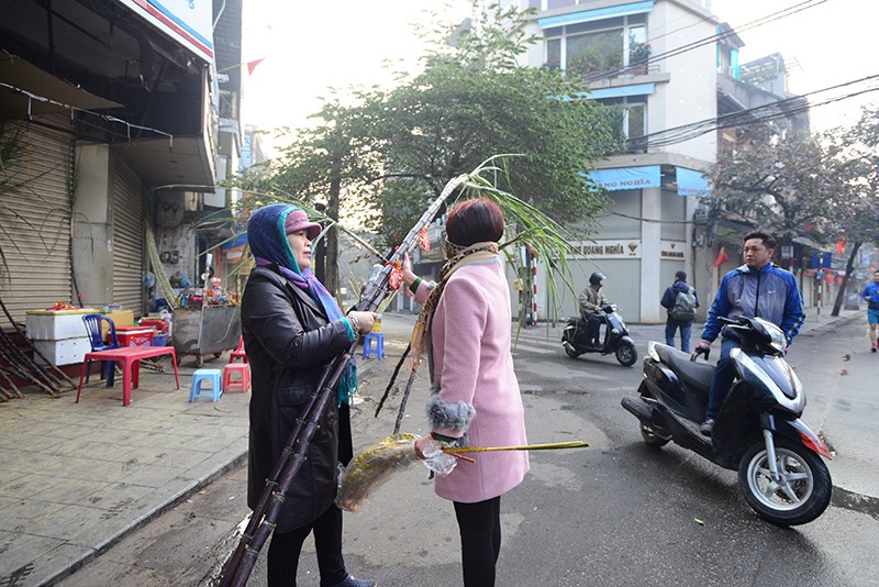 Người dân Thủ đô mua muối lấy may ngày mùng 1 Tết ảnh 6